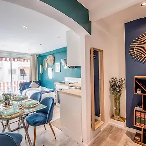 https://antibes-superbe-appartement-climatis-direct-plage.fr-provencehotel.com